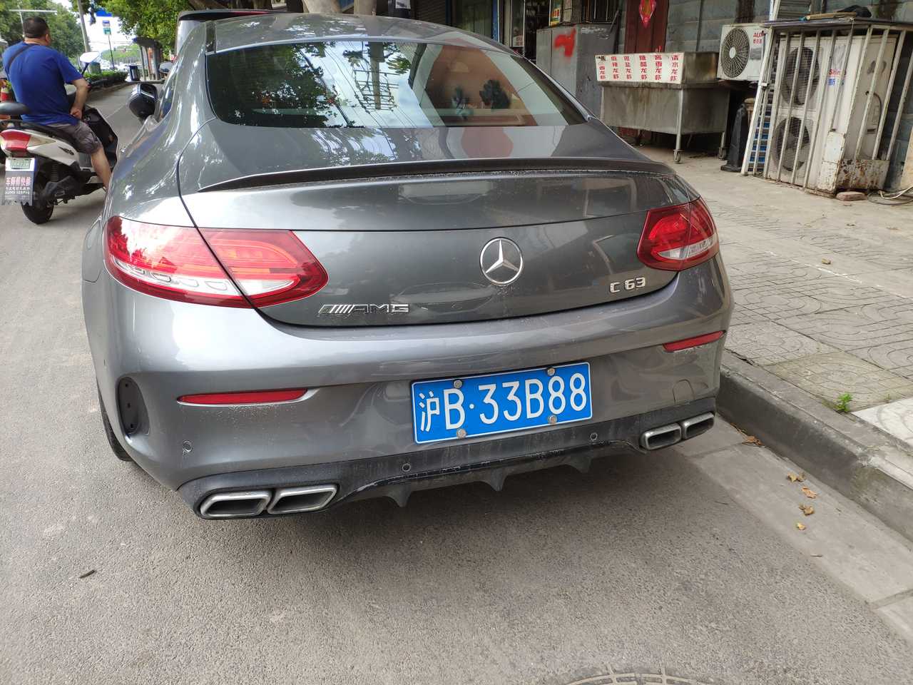 南通街头实拍沪b牌照奔驰c63amg满满的性能感