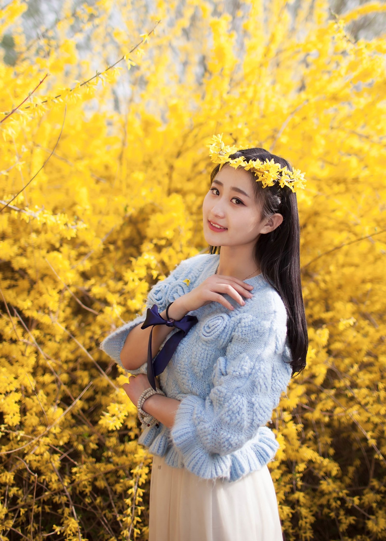 鲜花与美女在严寒中争相斗艳