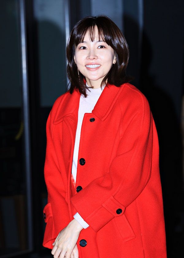 冬装温暖不单调尹周熙红色大衣造型惊艳温柔甜美没有距离感