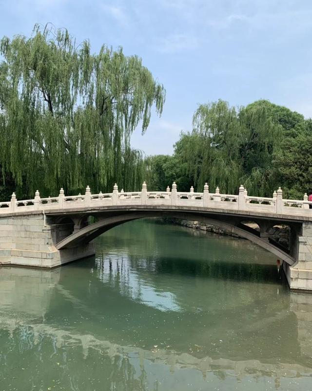 颐和园原是清朝帝王的行宫和花园,又称清漪园,以昆明湖,万寿山为基址