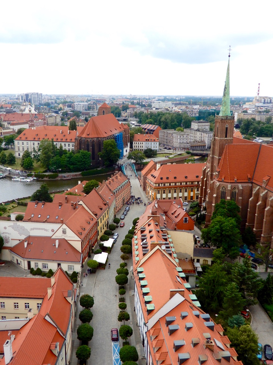 忧郁的波兰姑娘,在弗罗茨瓦夫的座堂岛上