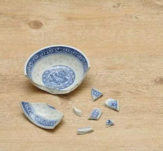 孩子打碎一个碗,虽然这位爸爸的反应不合格