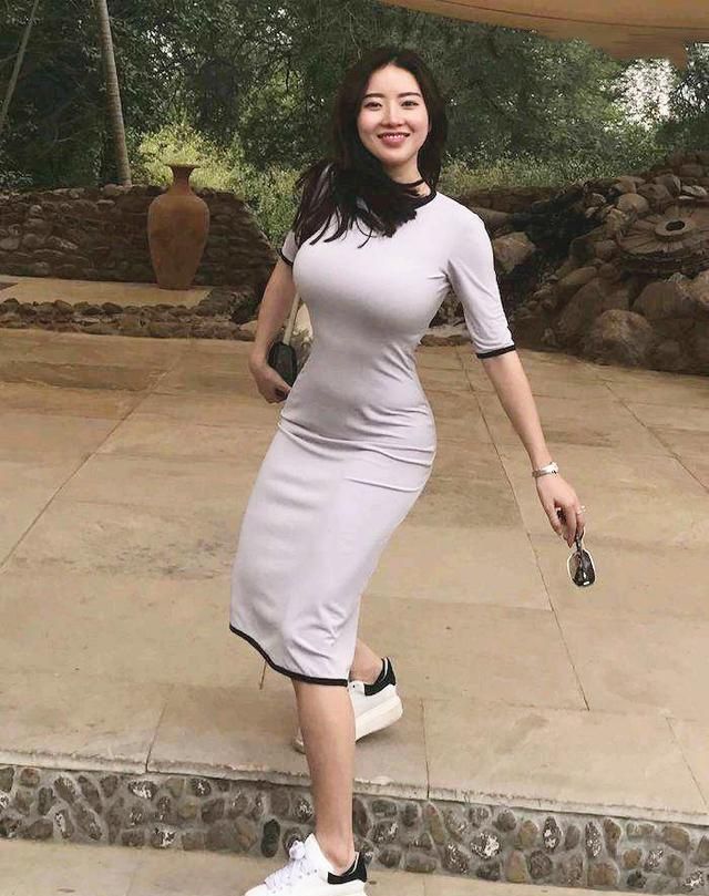 丰腴的微胖美少妇穿斜肩紧身衣露出香肩充满迷人的魅力