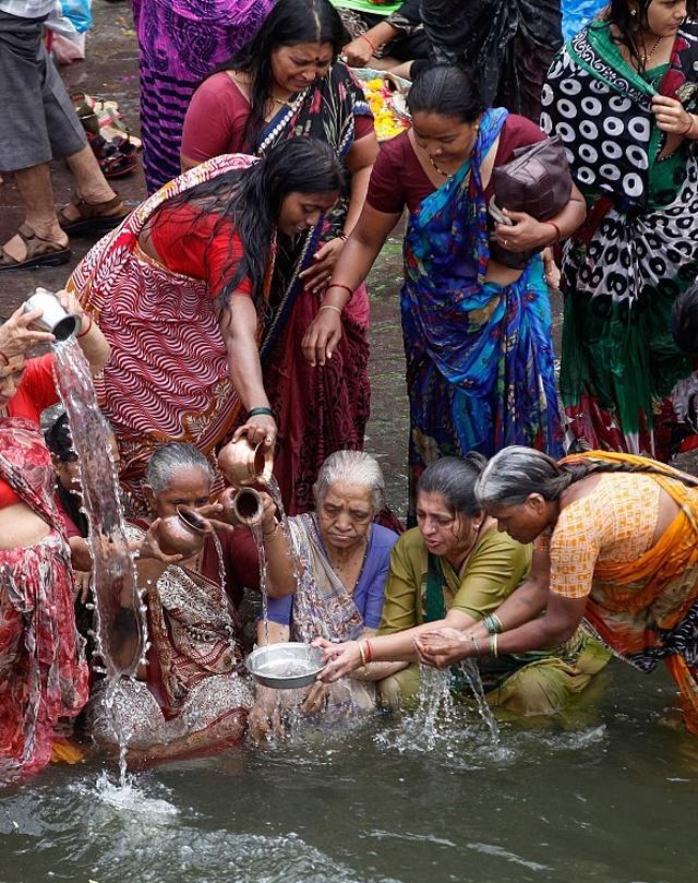 纪念全球最盛大的宗教盛典大壶节印度总理在河中沐浴祈福