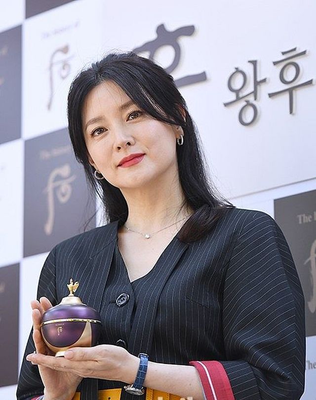 "大长今"李英爱穿黑色套装美得高级,48岁依旧女神颜值