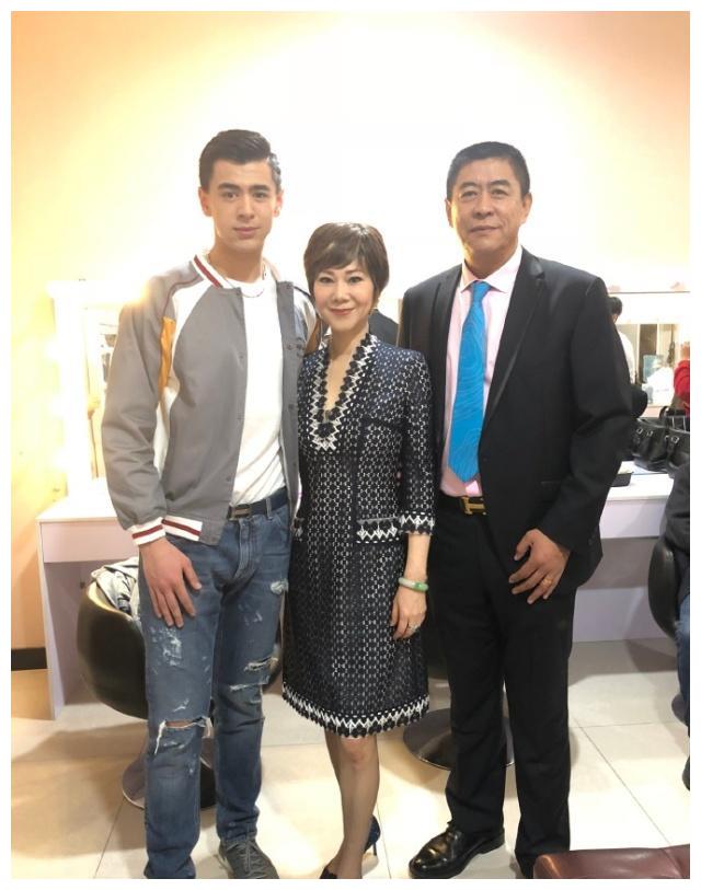 57岁曹燕华现身相亲节目!为混血侄儿站台 二婚老公疑为前国手