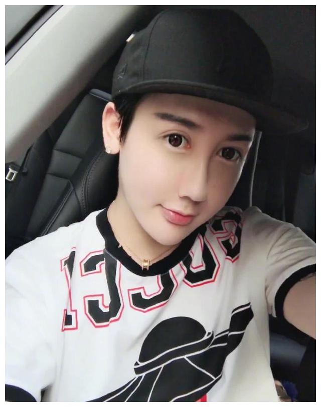 网红"蛇精男"低调回归,拿掉玻尿酸变小鲜肉,颜值还不错