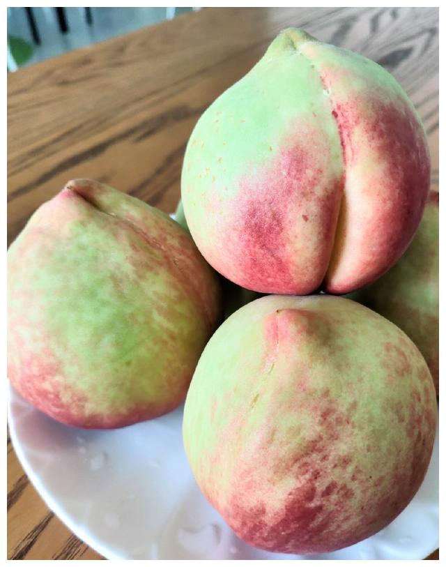 把桃子清洗干净之后,去掉桃子皮. 3.