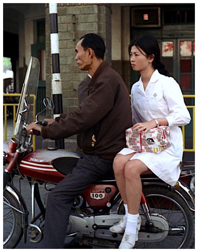 七十年代港台街拍,半个世纪前的流行,引领时尚的年轻女子