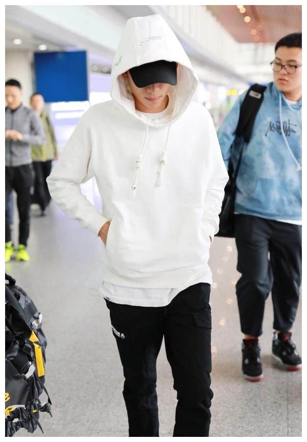 王一博的养蜂人造型火了之后,张一山也来这套,不料少年感满分!