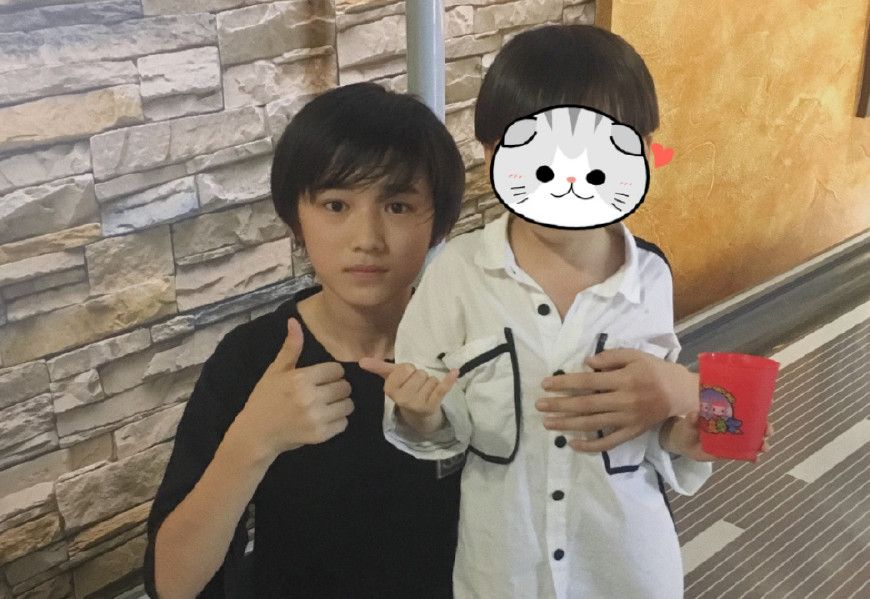tf家族颜霸主唱宋亚轩和弟弟合照,这家人弟弟可爱,哥哥帅气