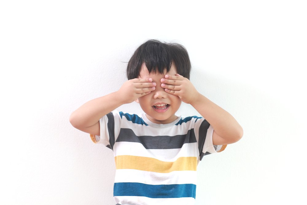 害羞不是坏事!别当着孩子面前告诉对方「他很容易害羞」