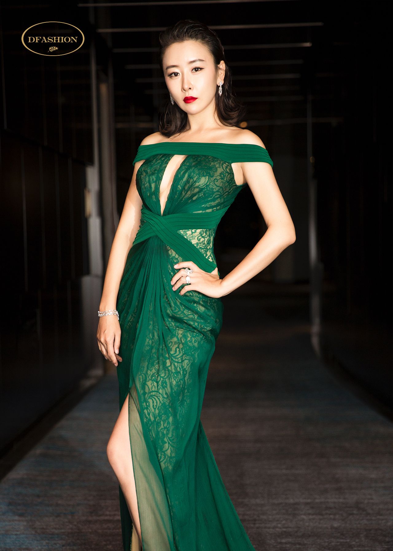 明星毛俊杰一袭优雅长裙2018凤凰网时尚之选星尚秀!