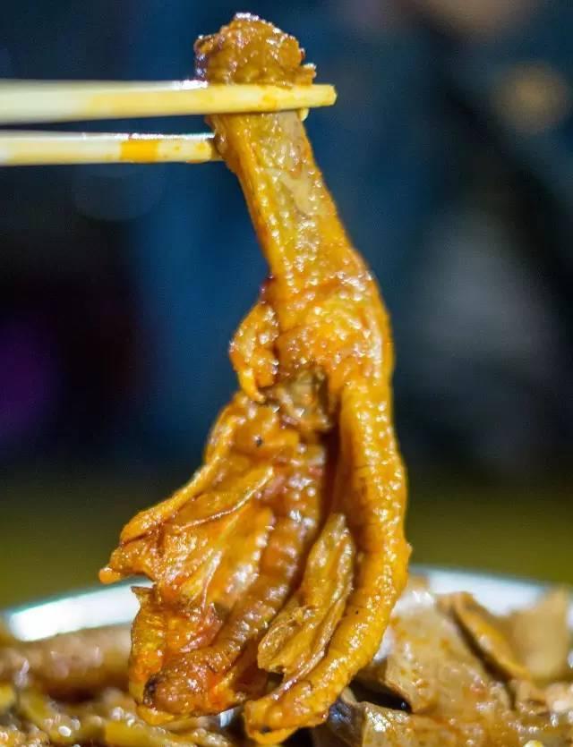 柳州的螺蛳粉多少人的心头爱  配个鸭脚味道别提多好了