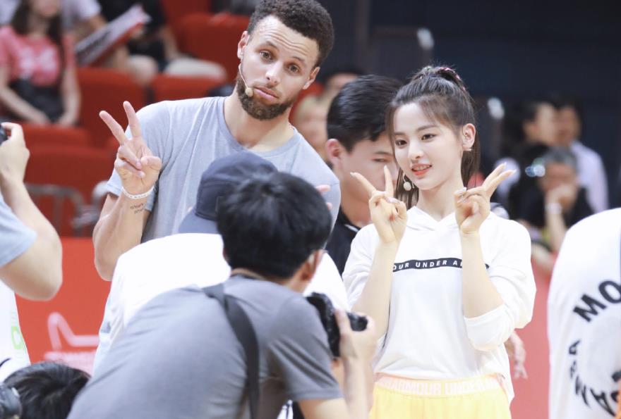 锦鲤杨超越!与科比一起笑与波什一起闹,合影库里在线发柠檬