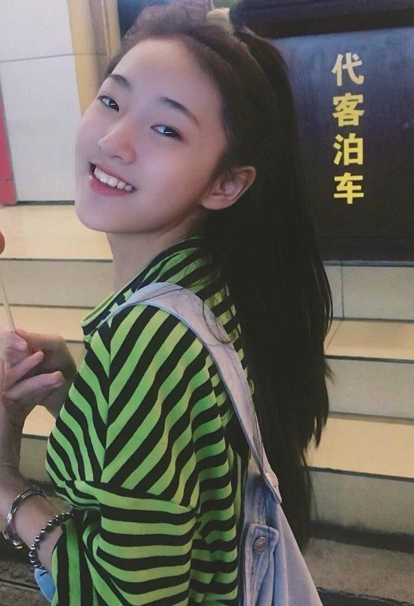 有种长大叫"小白娘子",13岁就会把长袜穿成堆堆袜,这腿绝了|陶奕希