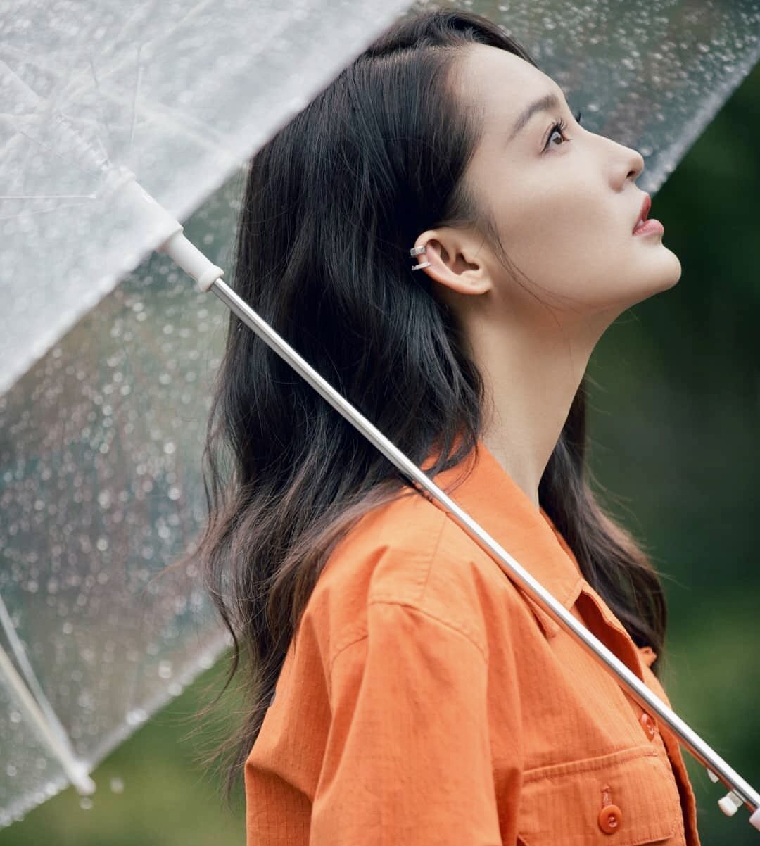 李沁打伞照不一样的俏皮