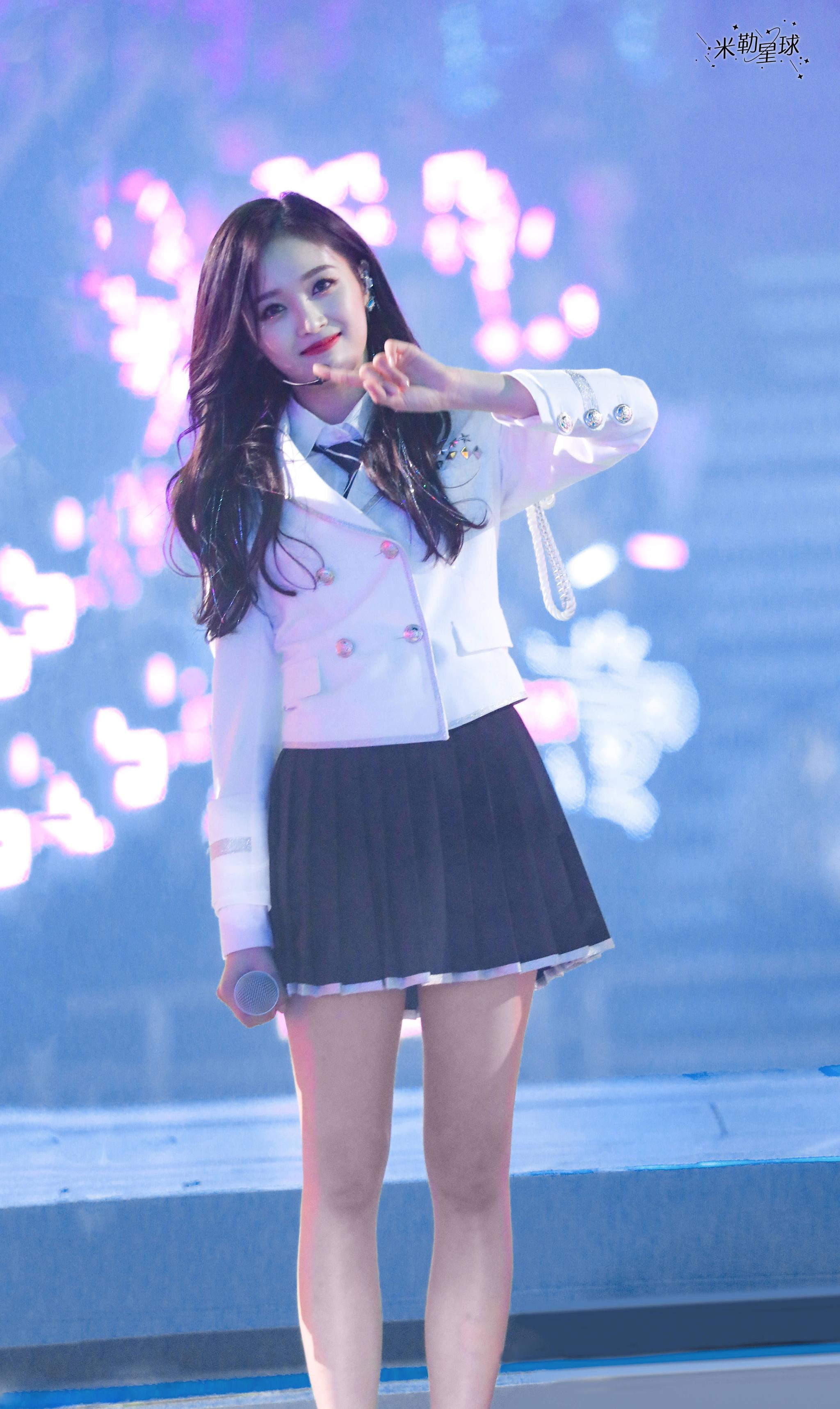 吴宣仪亮相火箭少女101北京演唱会,穿白衣服搭配黑短裙面带微笑_高清
