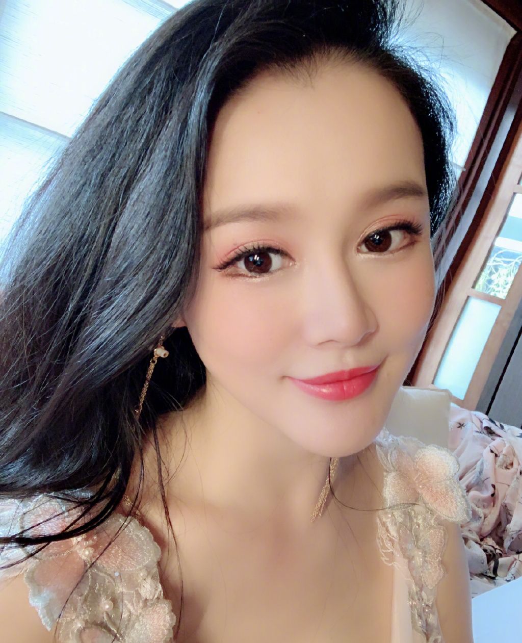 照片中她身穿蓝色西装套装,随性帅气,波浪长发和蝴蝶结装饰又为她增添