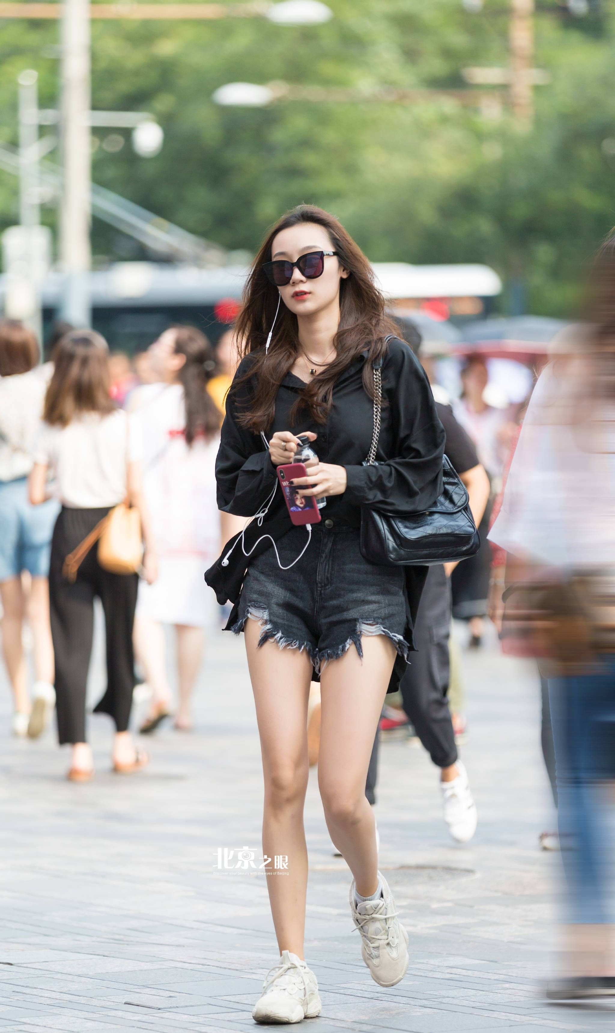 街拍:韵味浓厚的小姐姐,大长腿是街上最美的风景线