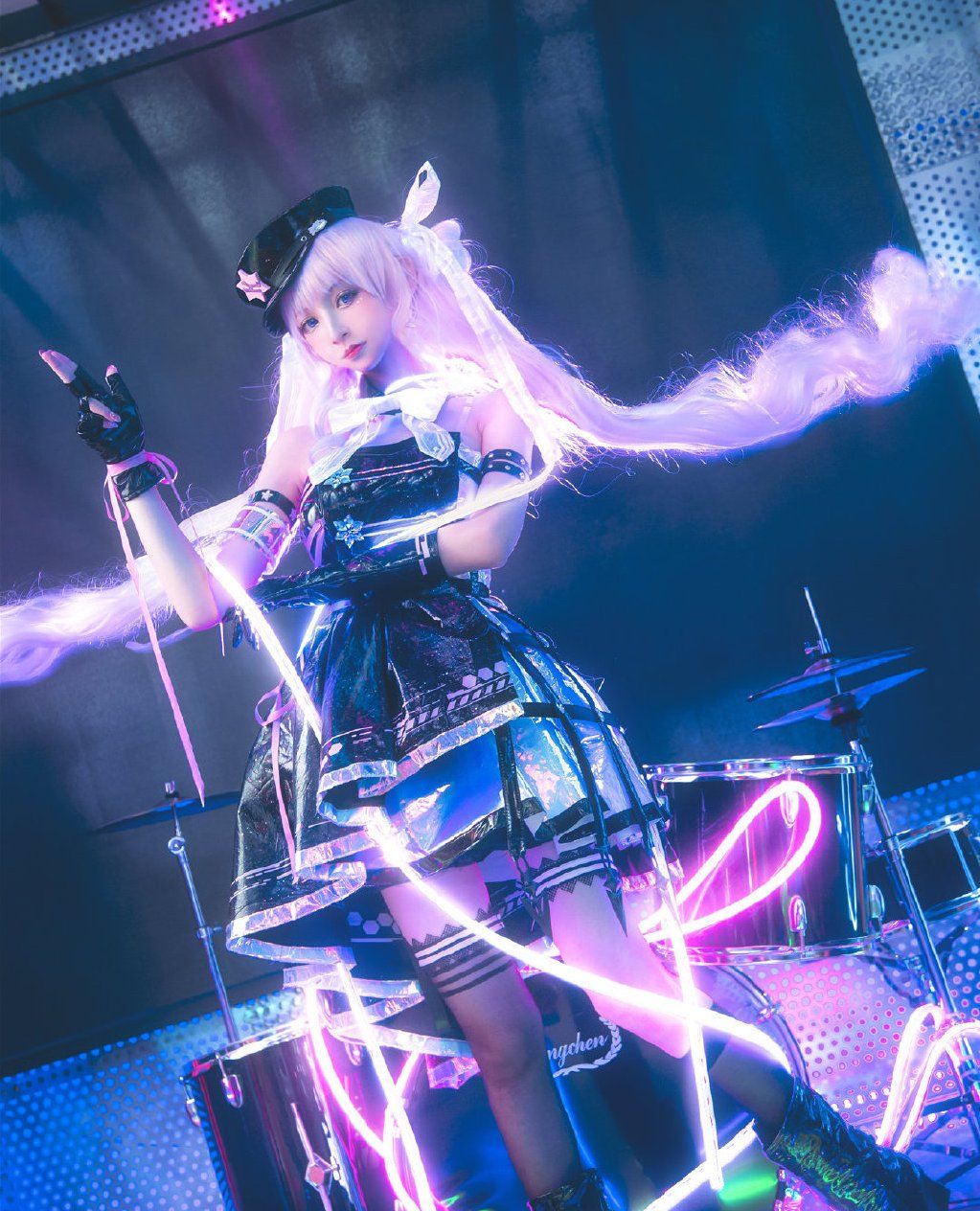 闪耀暖暖cos:据说穿上这套衣服,周围会有闪电出现