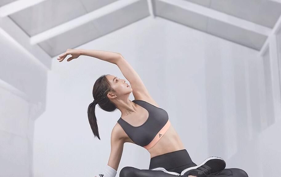 张钧甯,泳池和健身房美照曝出,网友:这泳装引人注意!