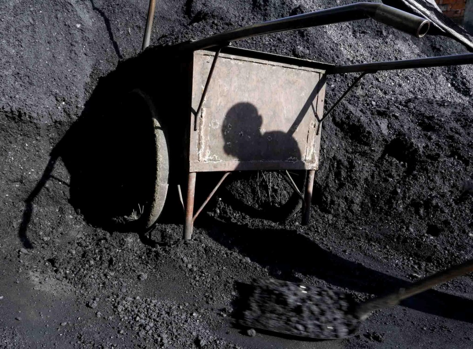 未曾回家一次,半年工资却仅够孩子的学费|蜂窝煤|煤球|宿舍_新浪新闻