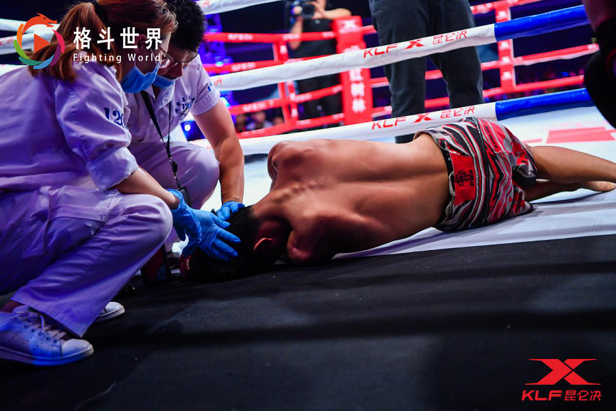 "格斗王子"班玛夺基对战马尔琴科后脑被击,你就这点出息?