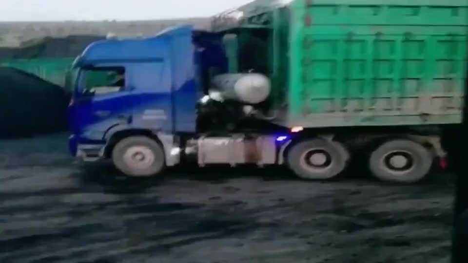 大货车看这车厢高度就知道是个硬茬