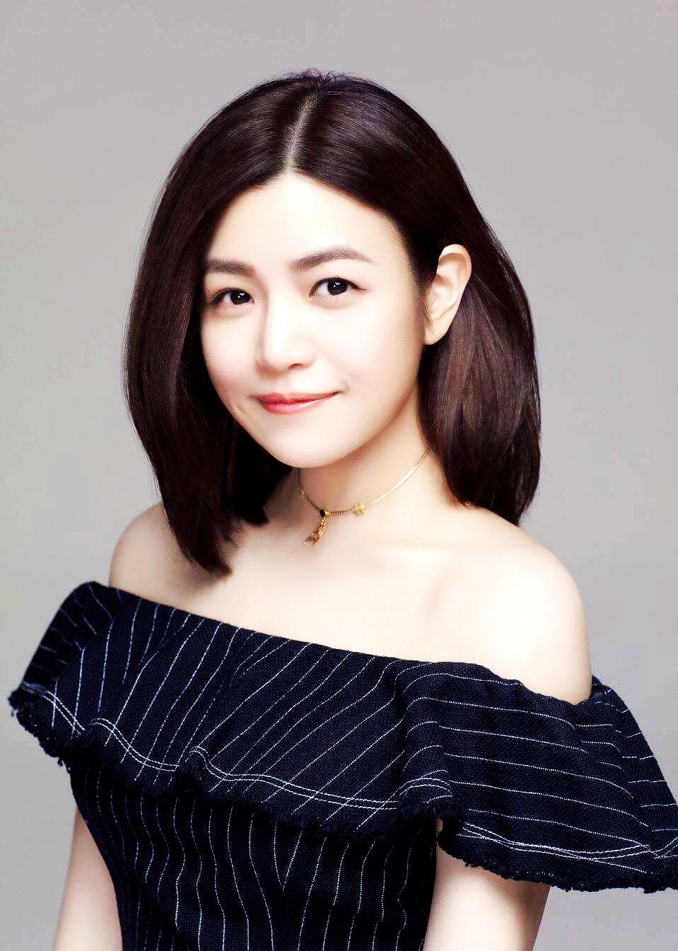 女神陈妍希一组高清唯美壁纸图，网友：笑起来真的太迷人_新浪新闻