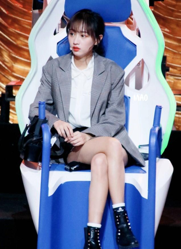 黄婷婷的"酒杯袜"超甜美,凹出了"初恋腿"