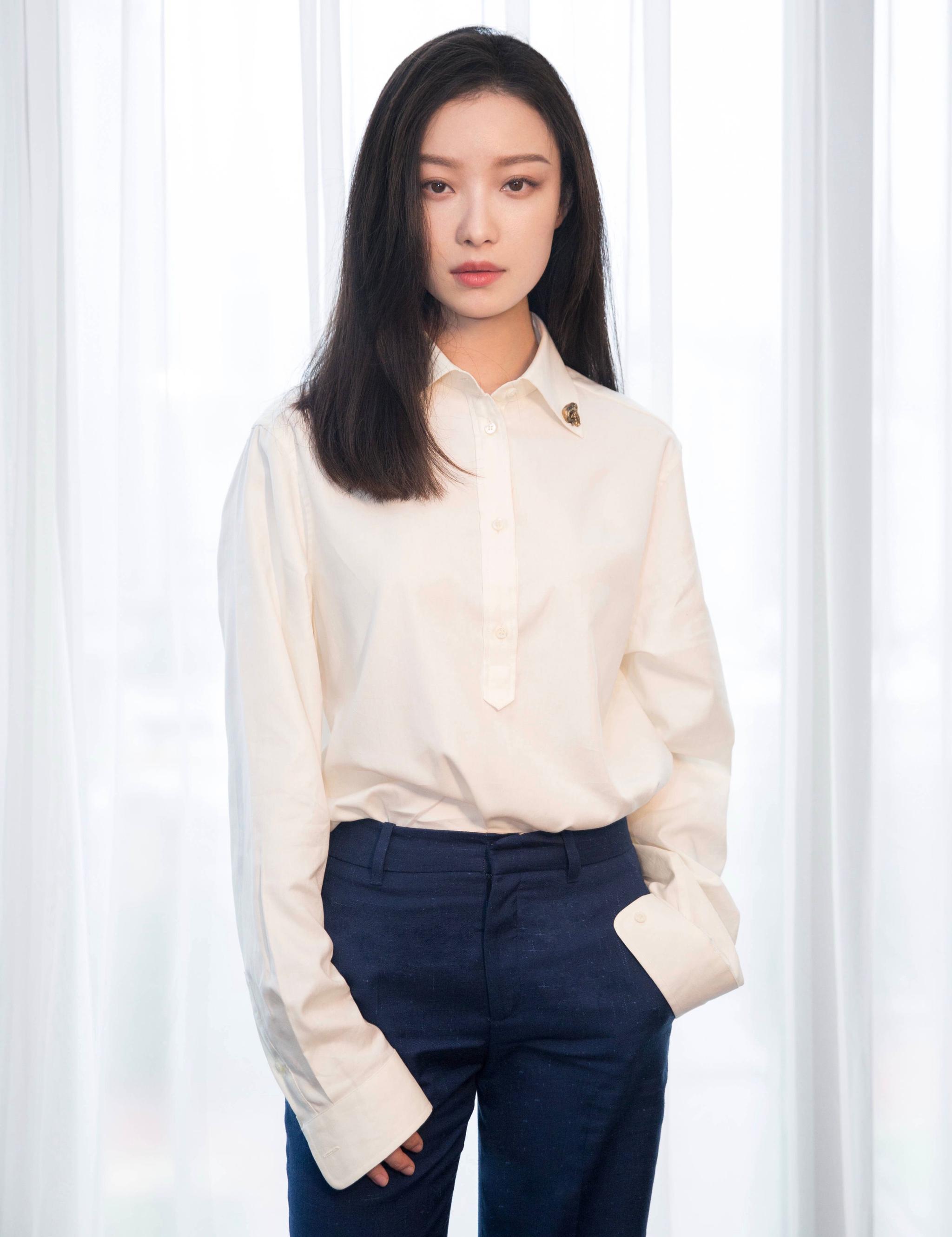 女星穿搭榜第一的倪妮,不仅时尚前卫,风格还特别接地气