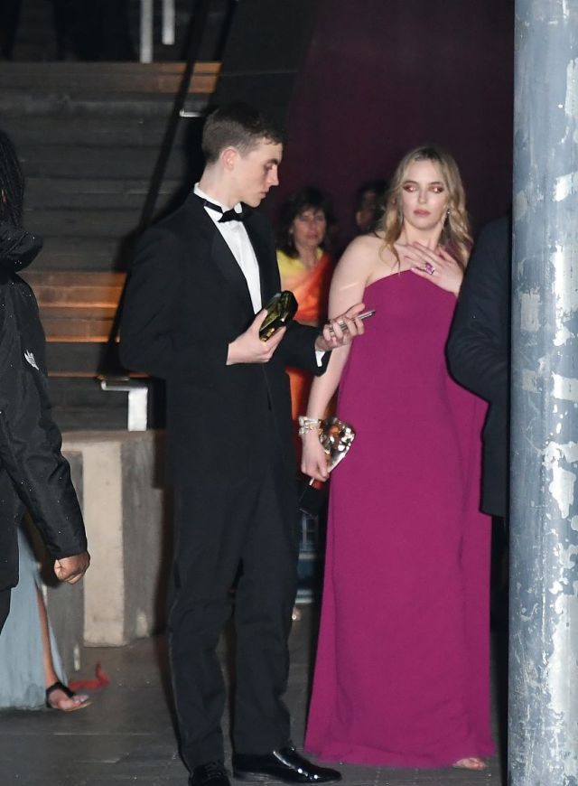 朱迪科默穿玫瑰红礼服亮相光彩迷人与男友人举止亲密尽显魅力