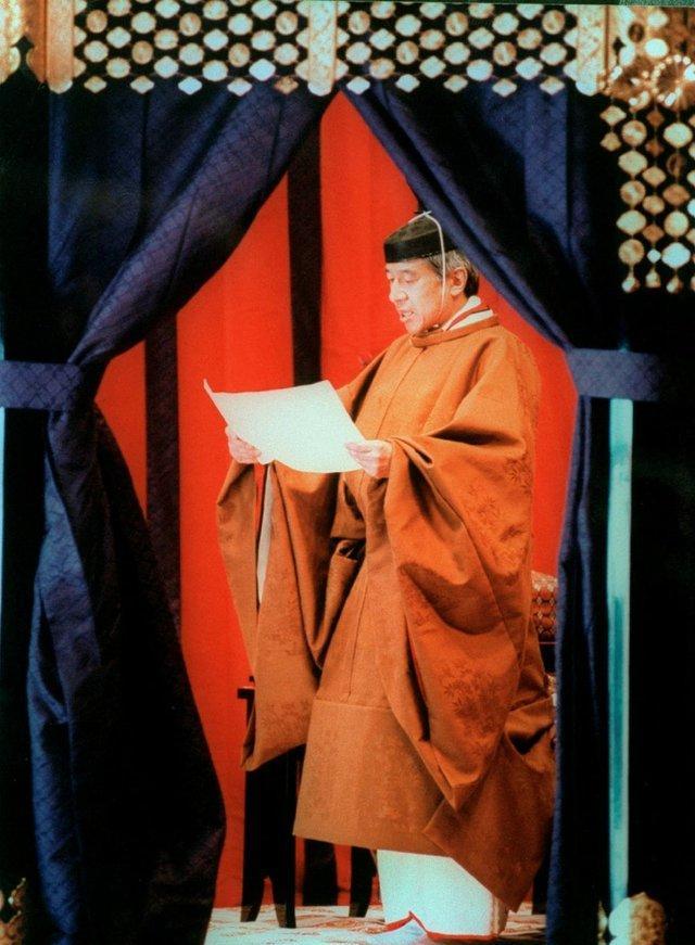 1990年日本天皇登基大典旧照明仁身穿黄袍接受首相三呼万岁