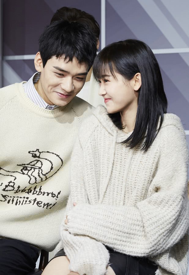 《绝世无双千金》男女主快乐同框,米色针织衫似情侣款,天使夫妇