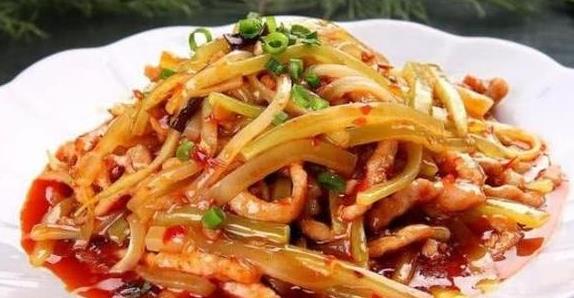 食材:猪肉丝,青笋,木耳,姜末,蒜末,泡椒,水淀粉,盐,蚝油,香醋,味精