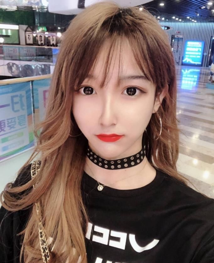 最美女装大佬16岁的abbily往脸上加料粉丝有点心疼