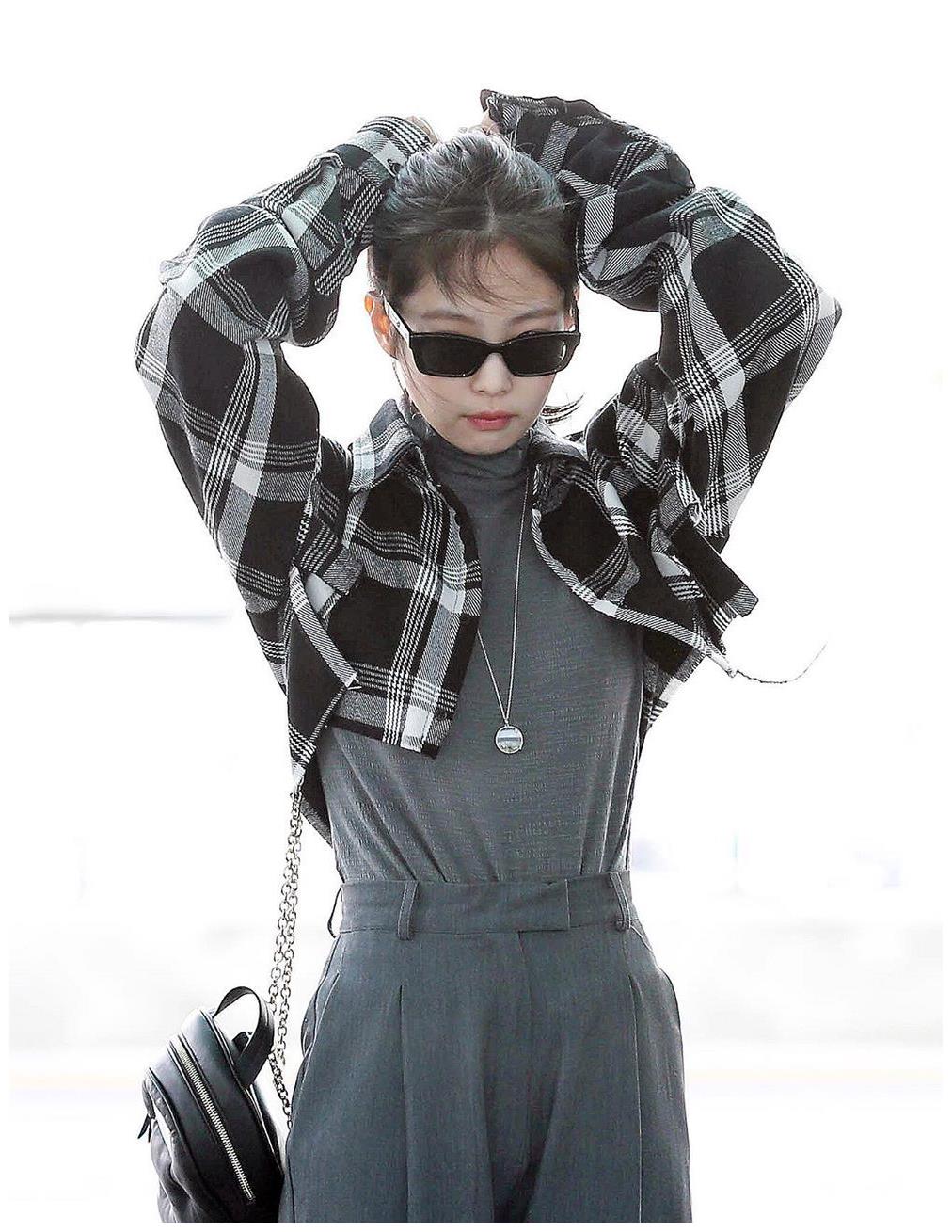 jennie奶酷亮相,格纹短外套搭灰色套装,戴上墨镜秒变杰尼龟?