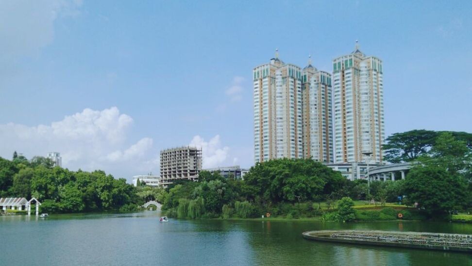 江门东湖公园位于广东省江门市蓬江区,园内山水相映,层林叠翠,溪泉幽