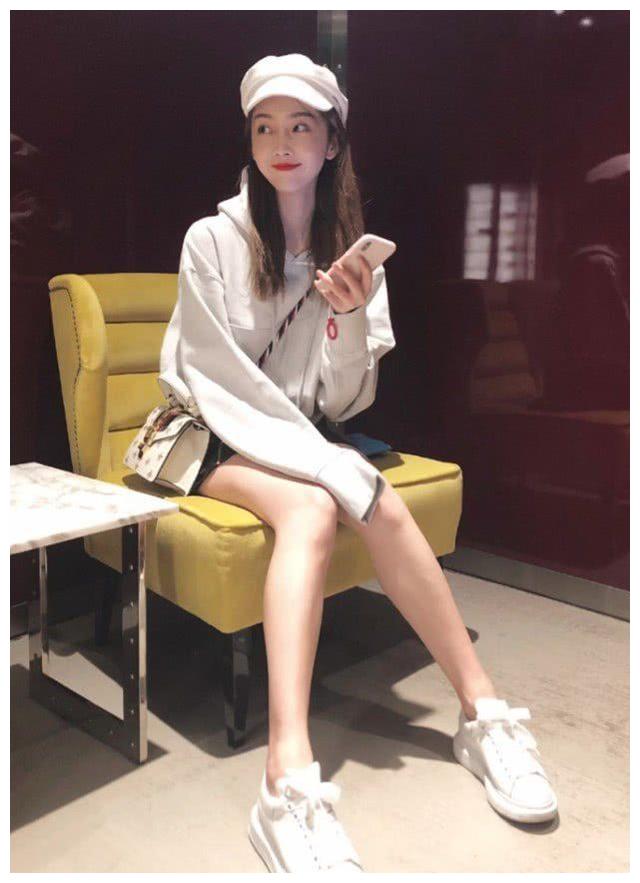 肖战师姐拍照突然叉腿忘记没穿保险裤伸出手想挡已经晚了