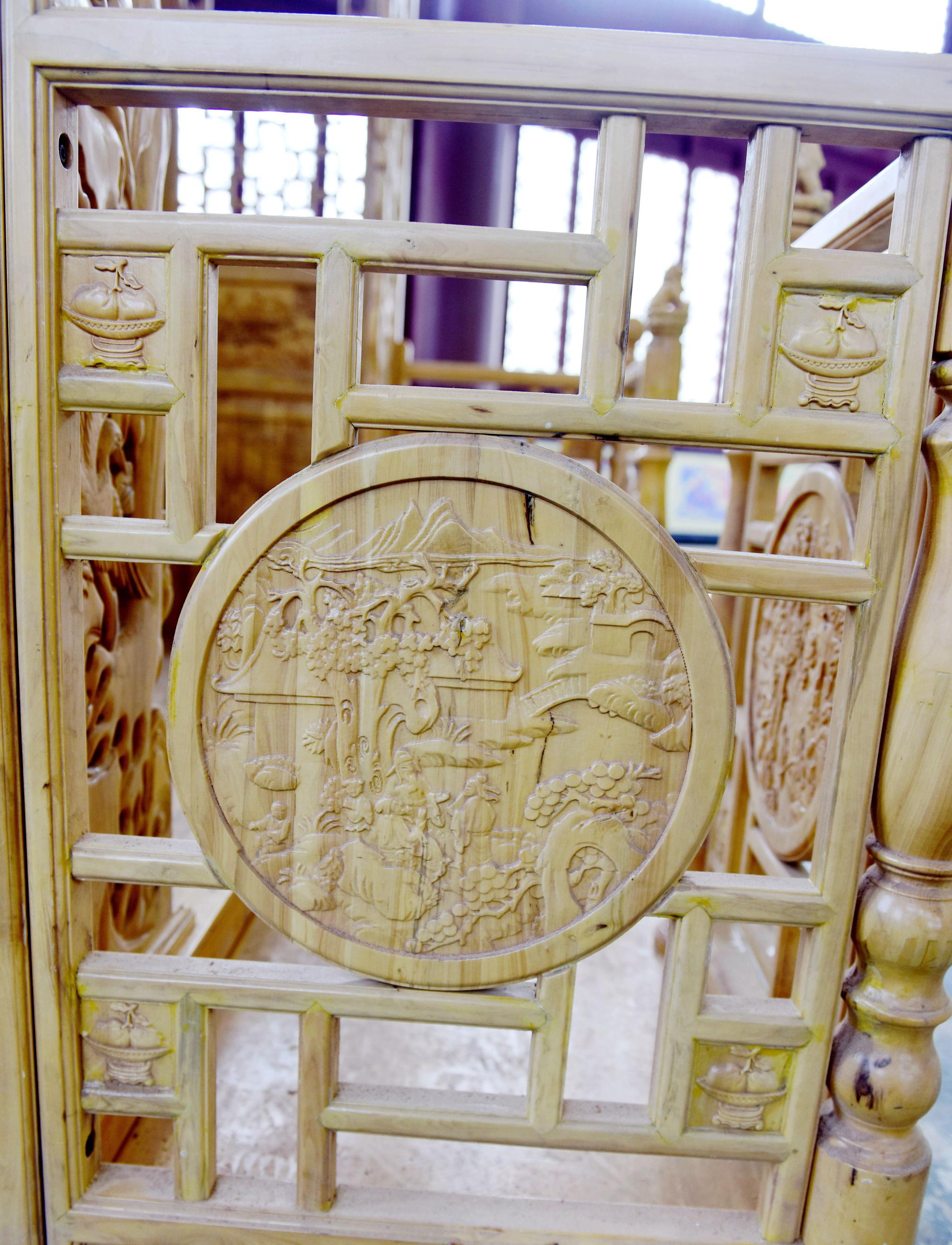 农村工匠造木床:黄杨木重2吨,花费1年半时间,用坏10000张砂纸