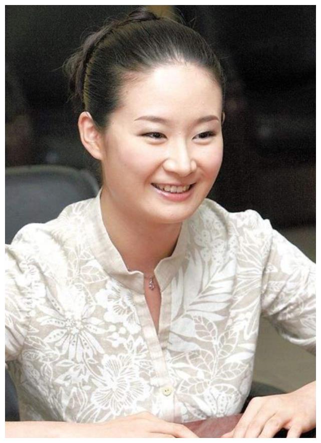 还记得王小蒙的扮演者王亚彬吗离开赵本山如今的她已誉满天下
