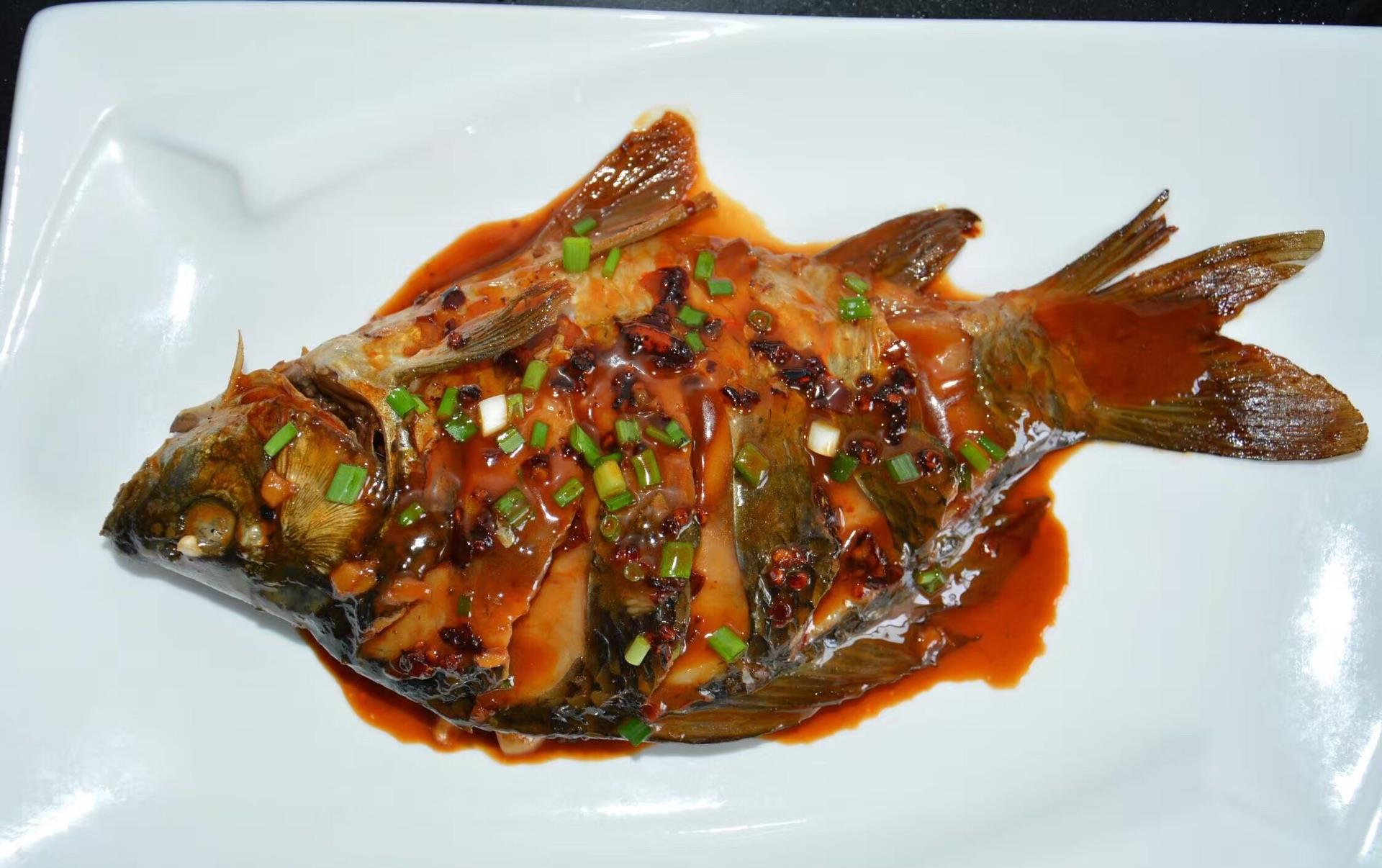 喜欢吃鲫鱼,却总是做不好,自从大厨教我如此做,味道特别好