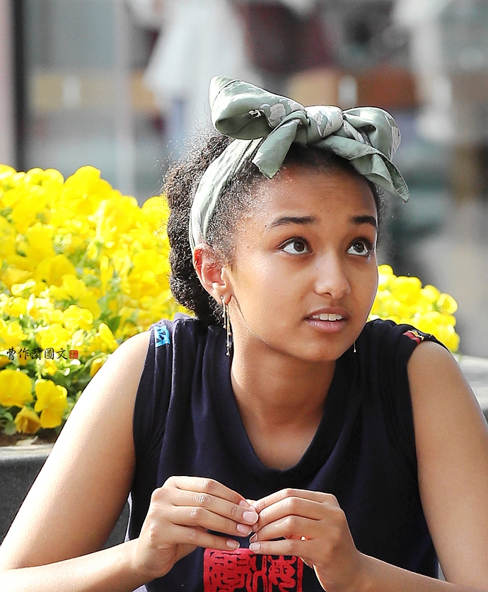 街拍:交谈中,目光一直注视对方的小姑娘