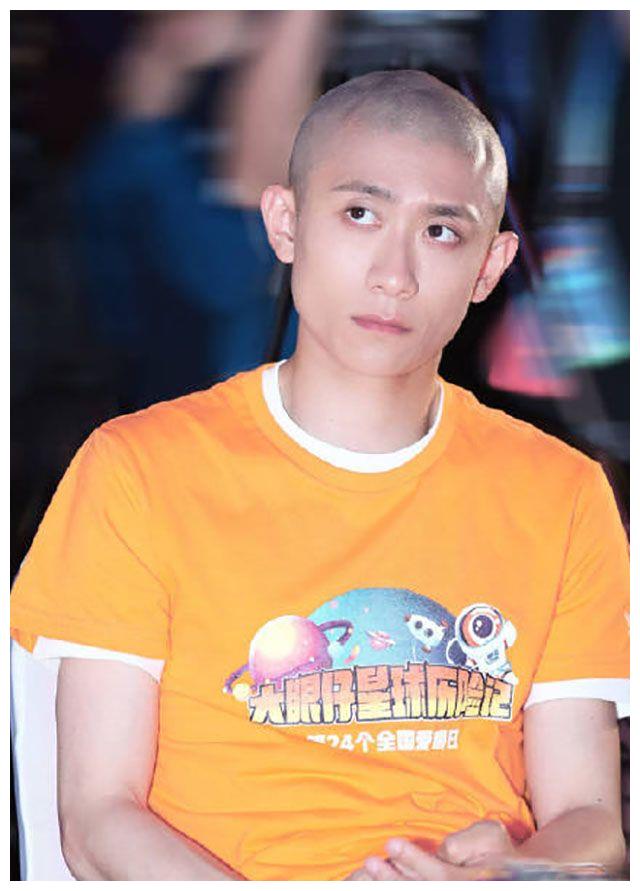 张一山被造型坑了,剃光头穿橙色衣服上电视,网友:少管所配置?