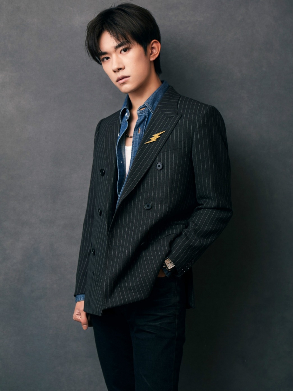 四弟弟弟易烊千玺条纹西装帅气写真