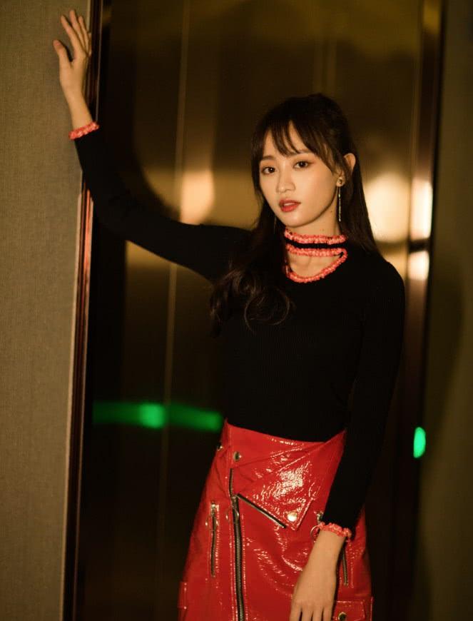 黄婷婷的"酒杯袜"超甜美,凹出了"初恋腿"