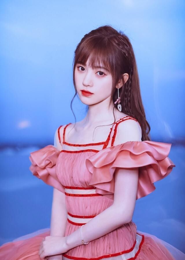 鞠婧祎太适合吊带裙了甜美少女风太迷人了