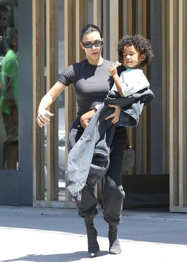 金·卡戴珊单手抱娃妈妈力爆棚,萌娃拿棒棒糖可爱值超高