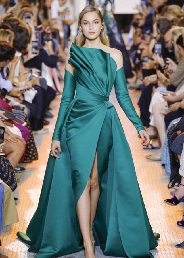 来自黎巴嫩的elie saab艾丽莎博,是一位非常有天赋的设计师,他的作品